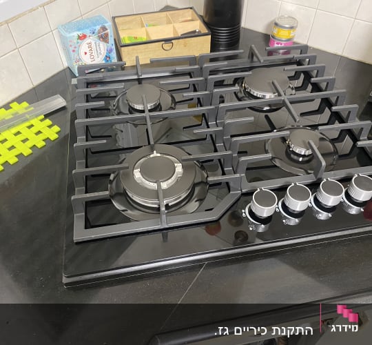 כיריים גז עם ארבעה מבערים וכפתורי שליטה
